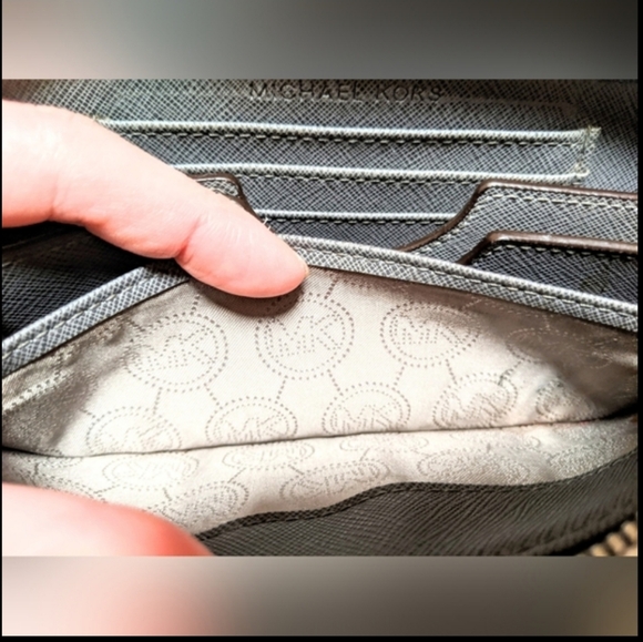 Michael Kors Gray Snake Print pebbled zip Wallet - Picture 4 of 12